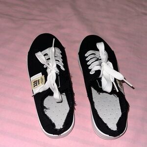 Very relaxed, never worn mule tennis shoes.